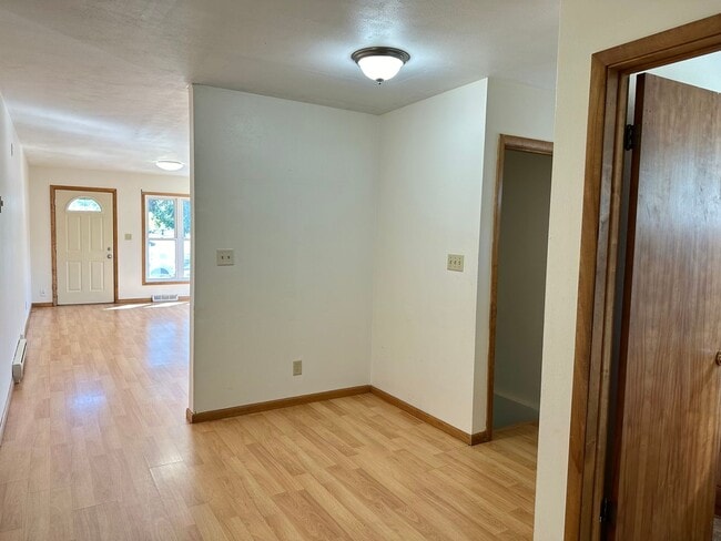 Building Photo - 2 Bedroom 1.5 Bath Duplex - South Fargo