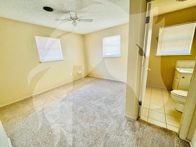 Building Photo - "Charming 4-Bed Oasis on NW Hoover Ave, Lawton"