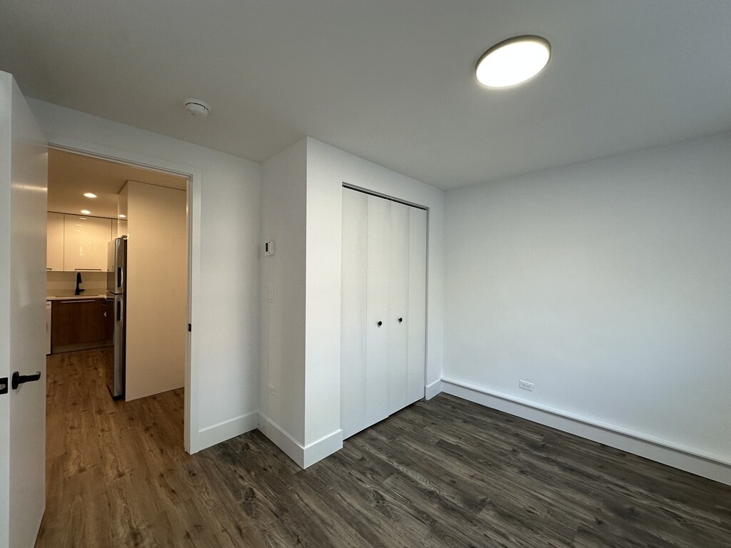 Building Photo - 941 W Carmen Ave