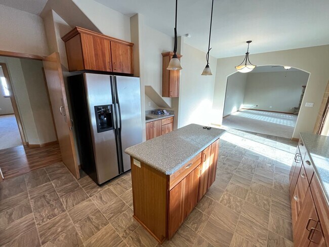 Building Photo - Spacious 3 Bed/3.5 Bath Home with Two Prim...