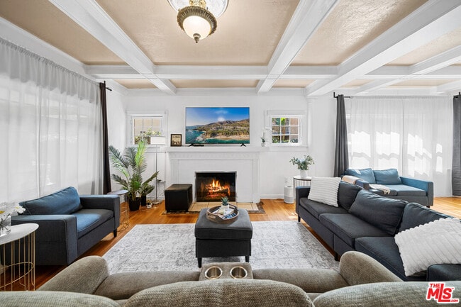 Building Photo - 2005 Beachwood Dr