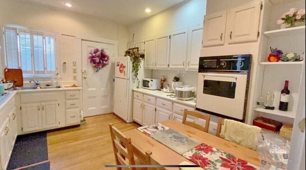 Primary Photo - 83 Putnam Ave
