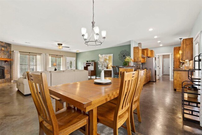 Building Photo - 421 Sweetbough St