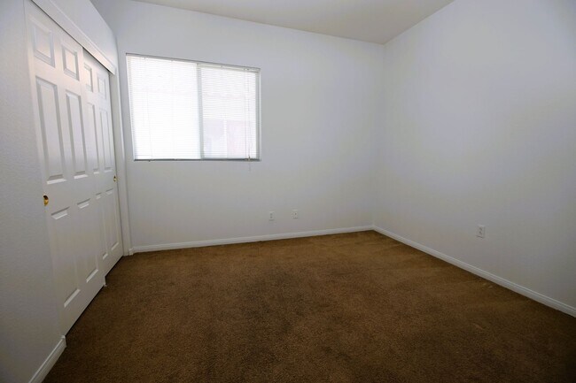 Building Photo - HUGE LOFT + 5 BEDROOMS IN SE