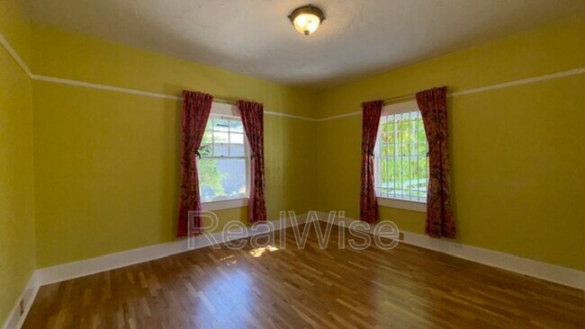 Building Photo - 837 SE Blakeley Ave