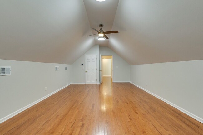 Building Photo - Luxury, Location, and Lifestyle on Rolling...