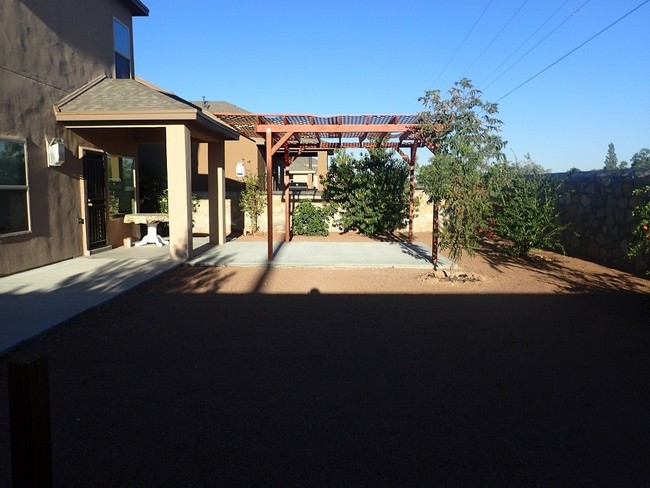 Building Photo - 13836 Hollywood Dr