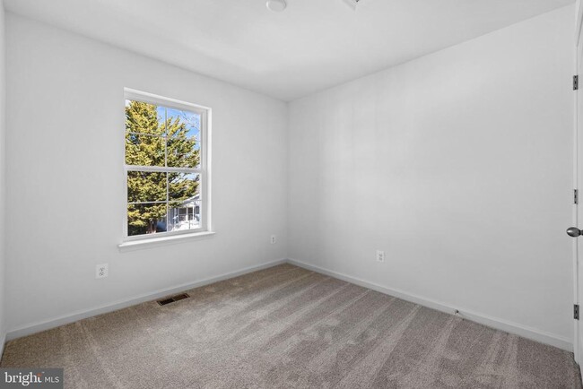 Building Photo - 467 Peleton St