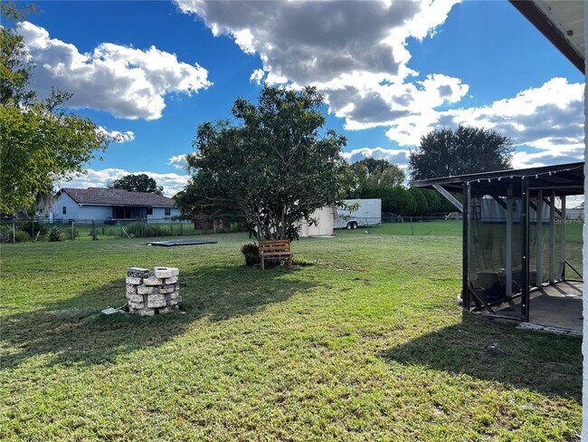 Building Photo - 304 Oak Ln Track