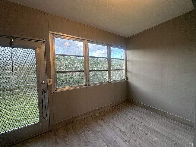 Building Photo - 1113 Lake Terrace