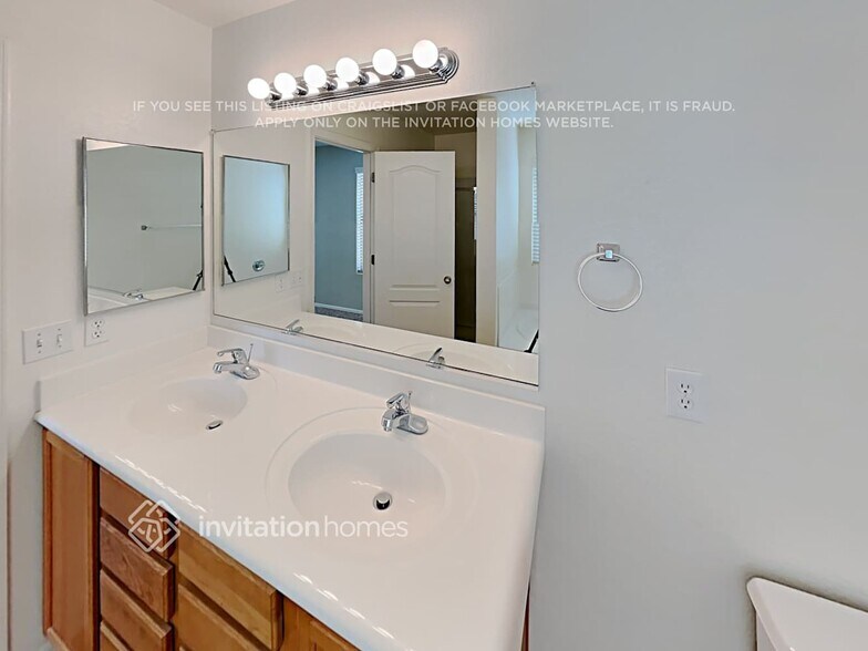 Building Photo - 21181 E Stonecrest Dr