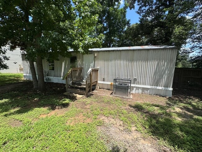 Building Photo - 16790 Meadowcroft St