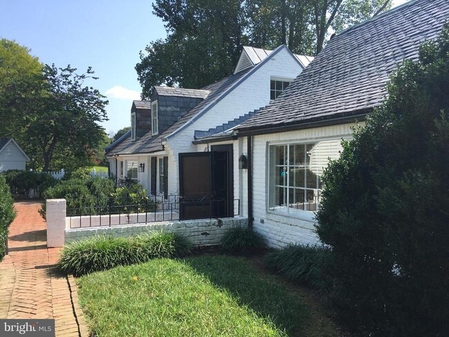 Building Photo - 11 Chatham Heights Rd