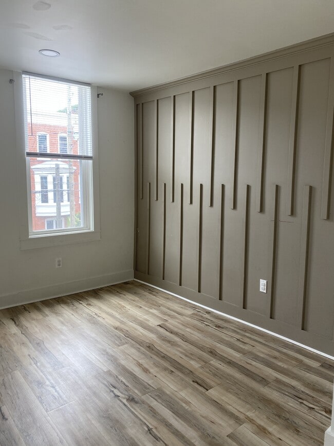Building Photo - 11 E Walnut St