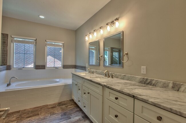 Building Photo - Unbelievable 3 Bedroom 3 Bathroom Upscale Town Home