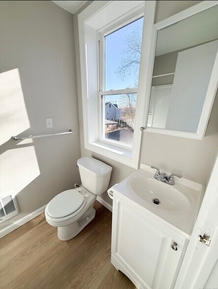 Building Photo - 31 Florence St