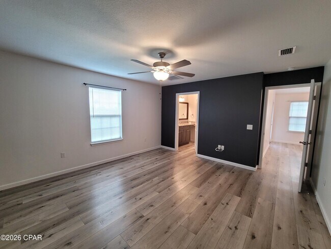 Building Photo - 3326 10 Acre Rd