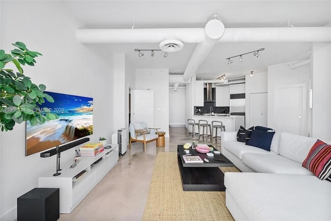 Building Photo - 700 NE 25th St