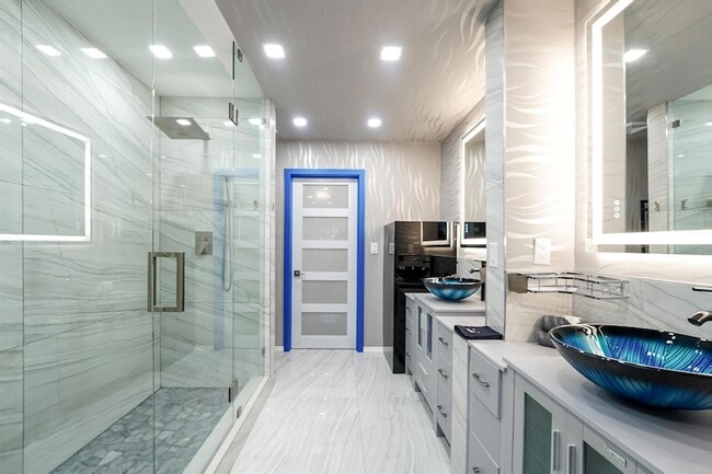 Building Photo - 2531 NE 47th St