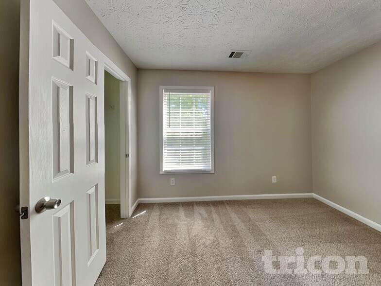 Building Photo - 205 Highgrove Dr