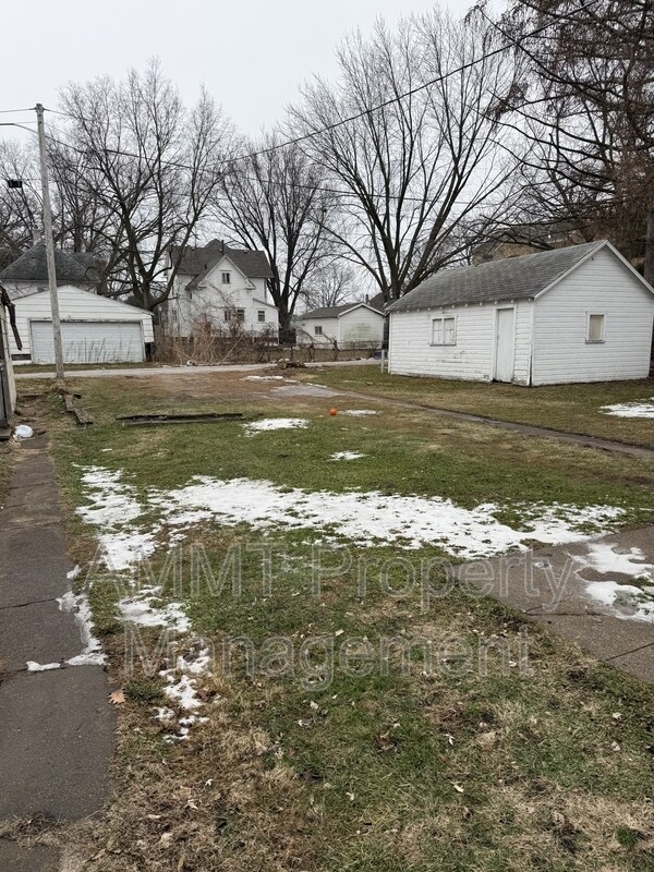 Building Photo - 723 W 1st St