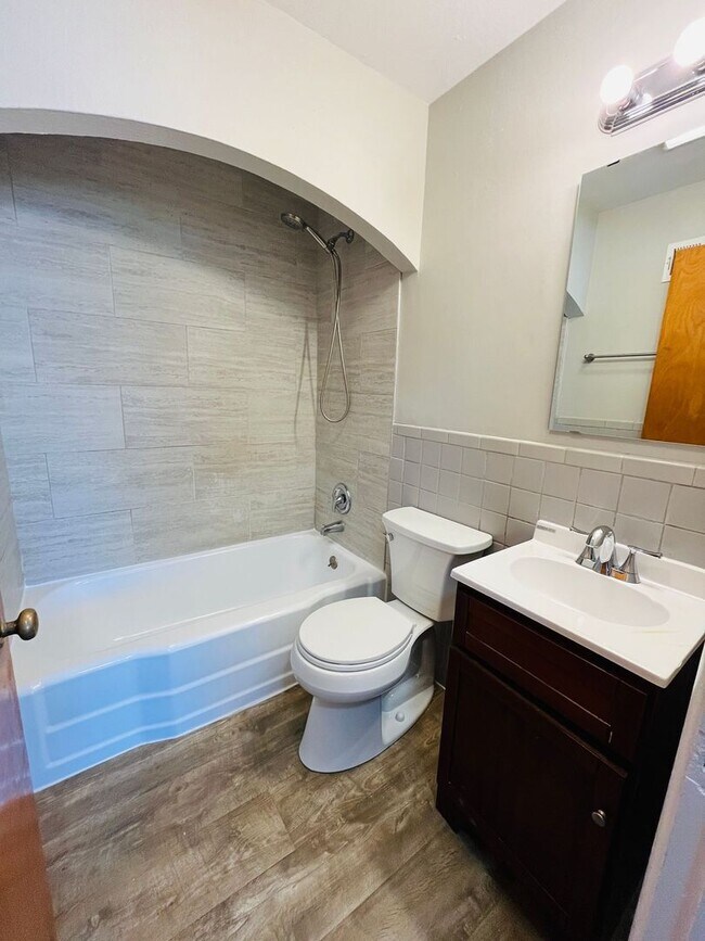 Building Photo - Adorable 3 bedroom 1 bath home!   Close to...