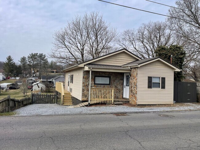 Building Photo - 1 Bedroom Home for Rent in Johnson City TN | Near JCMC