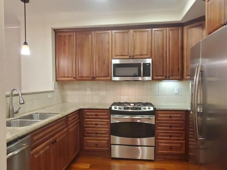 Building Photo - 2881 Meridian Ave