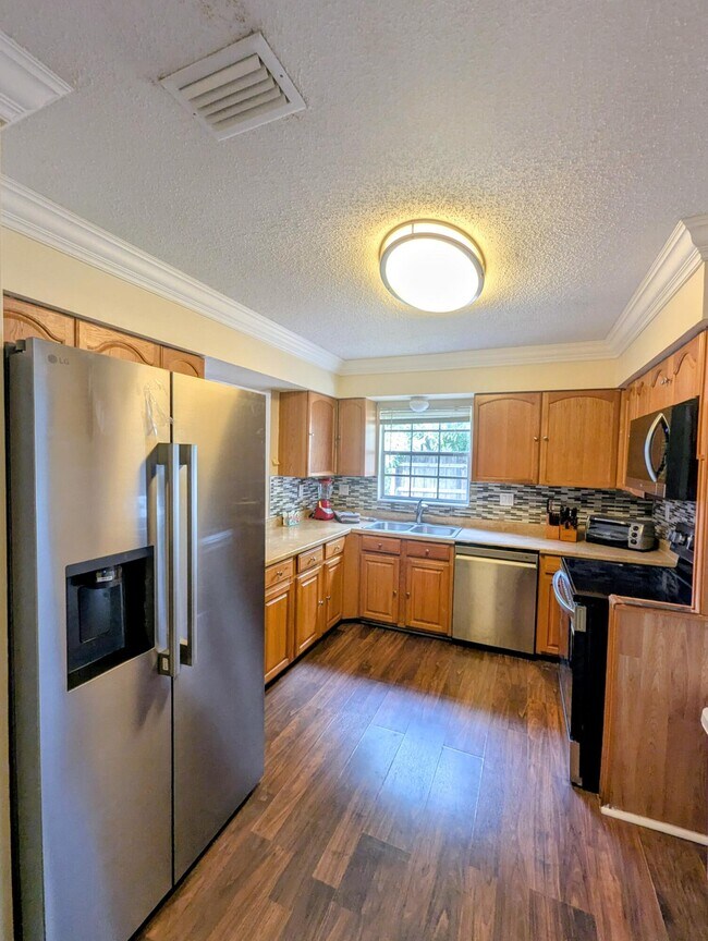 Building Photo - 1350 Riverside Cir