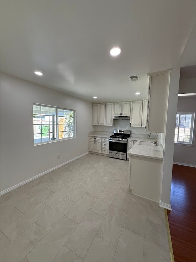Building Photo - Beautiful 4 Bedroom, 2 Bathroom Arleta Hom...