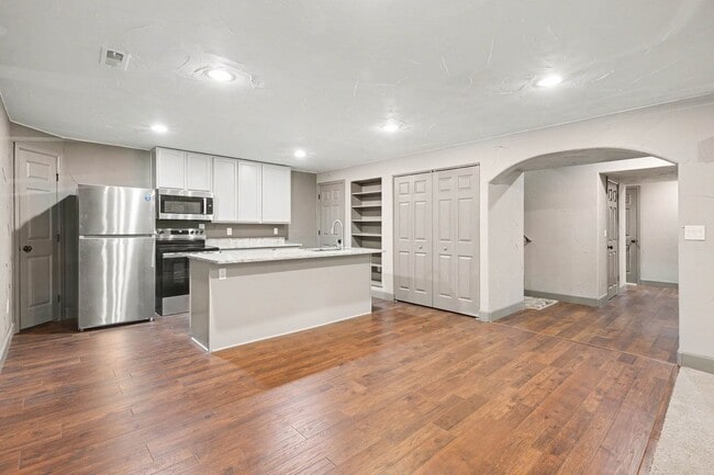 Building Photo - 5634 W Ida Dr