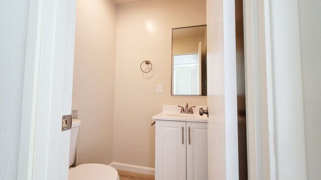 Building Photo - 1031-1033 Dale Avenue