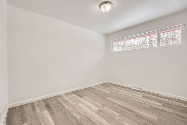 Building Photo - Newly Updated Duplex- Private fenced Yard-...