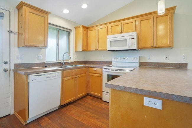Building Photo - Beautiful 3 bed, 2 bath home in a quiet We...