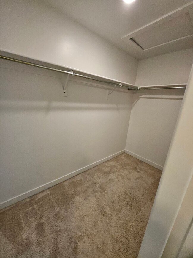 Building Photo - 4 Bedroom Town Home for Rent