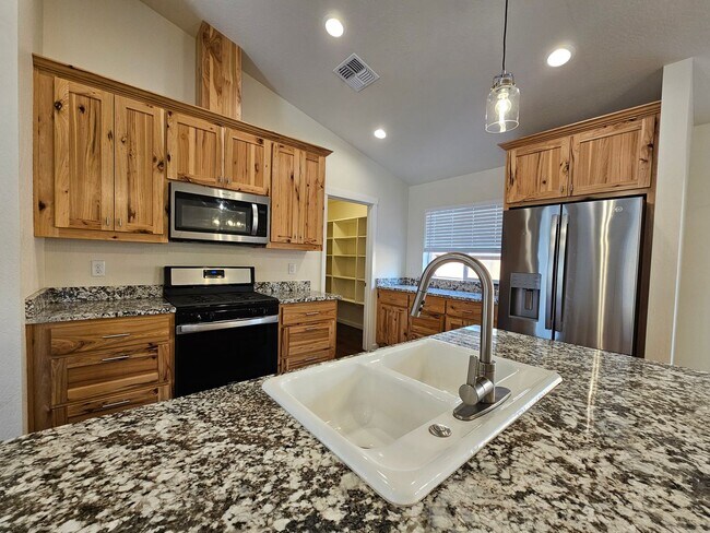 Building Photo - Newer Construction Close to Downtown Grants Pass