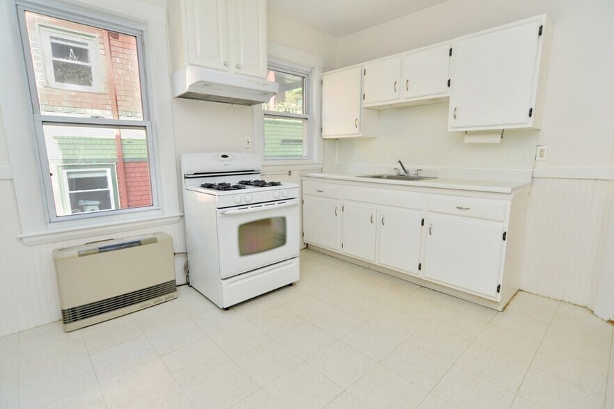 Building Photo - 92 Rockview St