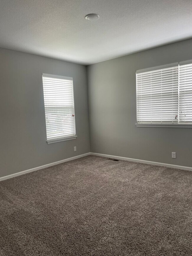 Building Photo - 4 bedroom 2.5 bath - Blue Springs