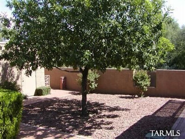 Building Photo - Attractive 3 Bed. 2 Ba. Townhome at Columbus & Ft. Lowell
