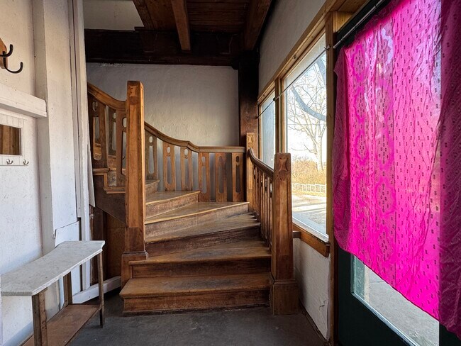 Building Photo - 915 W 16th St