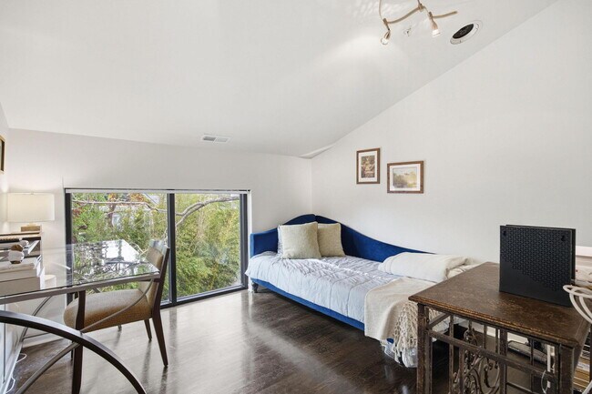 Building Photo - 261 S Limestone