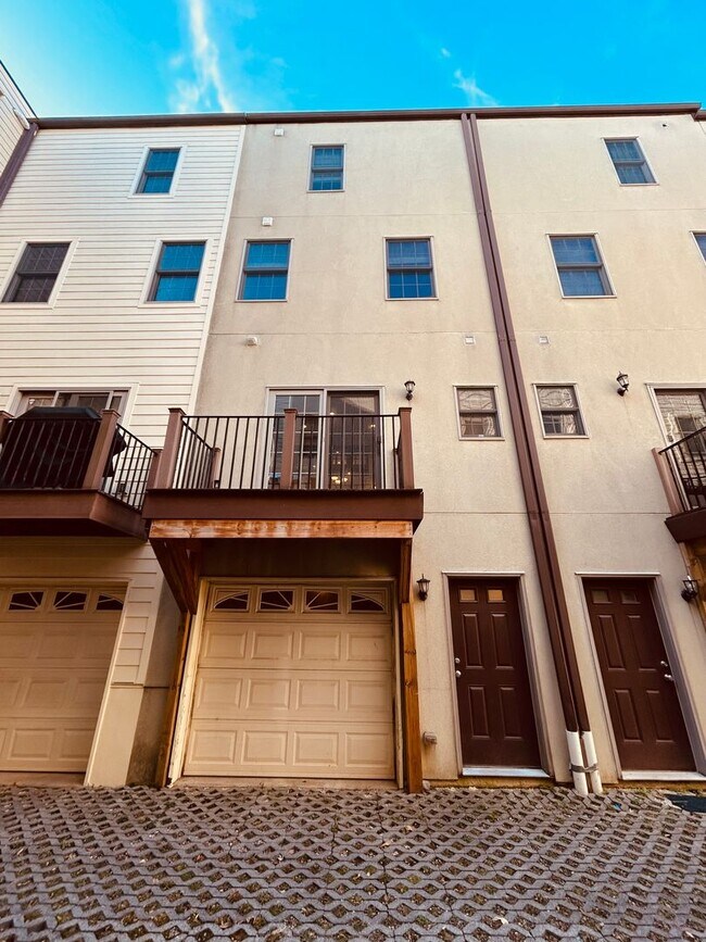 Building Photo - 1009 N 3rd St