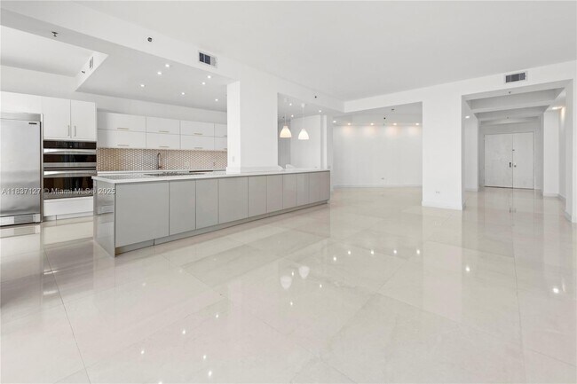 Building Photo - 808 Brickell Key Dr