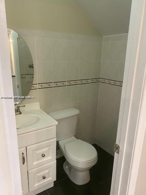Building Photo - 643 W 68th St