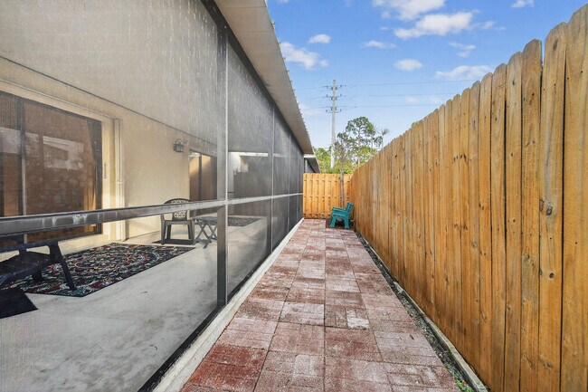 Building Photo - 6016 Pompano St