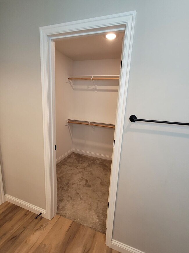 Building Photo - 3 Bedroom Home in South Columbia