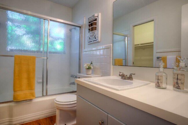 Building Photo - 302 E 34th St