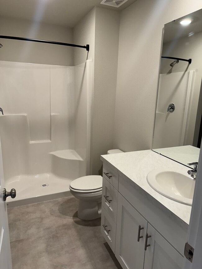 Building Photo - 4 Bed 2.5 Bath Home with Community Amenities