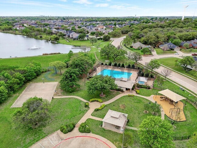 Building Photo - 2650 Streamside Dr