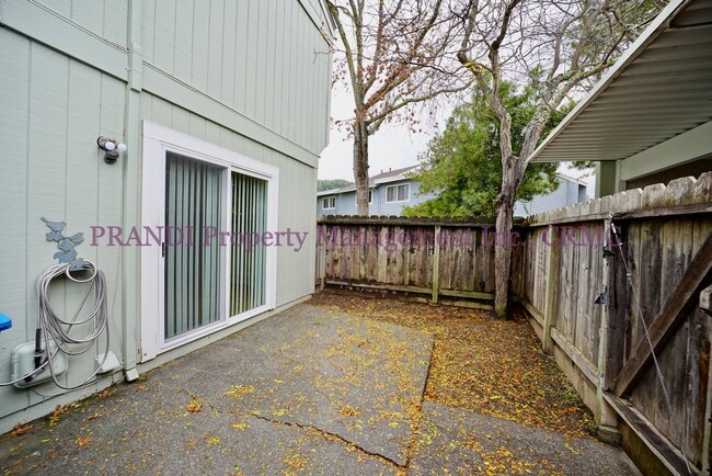 Building Photo - Corner Unit Townhome with Storage and A/C